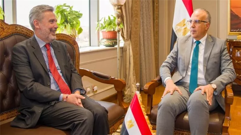 وزير الري يلتقي السفير الإيطالي بمصر (صور)