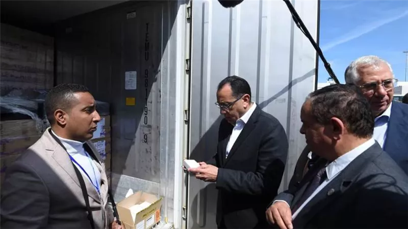 رئيس الوزراء يتابع تنفيذ التوجيهات الرئاسية بالإفراج الفوري عن السلع الأساسية ومستلزمات الإنتاج من الموانئ