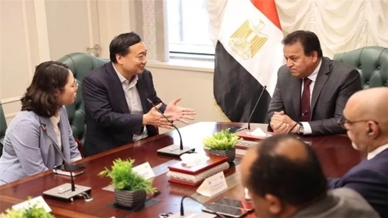 وزير الصحة يناقش مع 