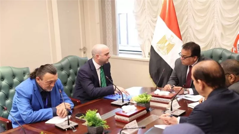 وزير الصحة يستقبل رئيس بعثة الأمم المتحدة للهجرة بالقاهرة (صور) 