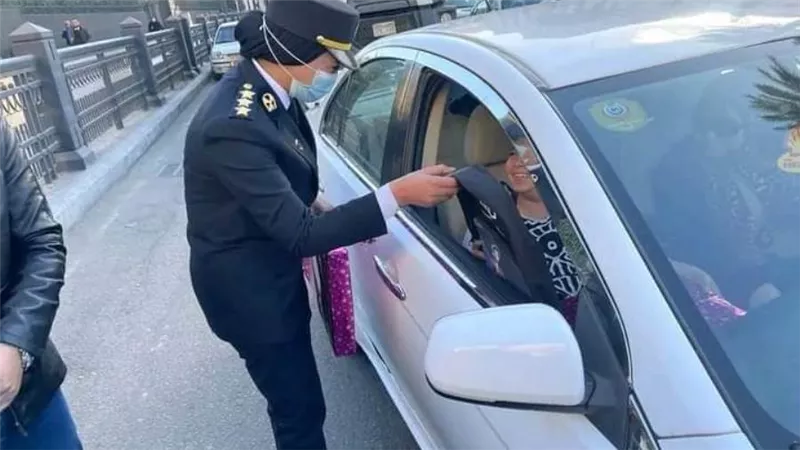 ضباط الشرطة يوزعون وجبات إفطار على الصائمين