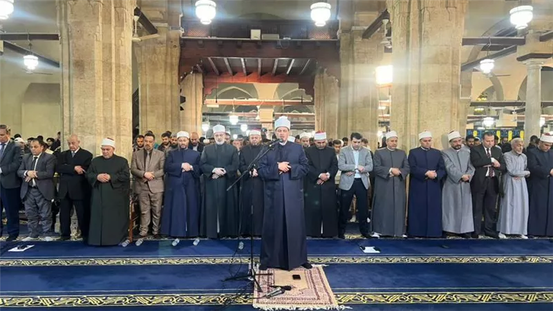 آلاف المصلين يؤدون العشاء والتراويح في الجامع الأزهر