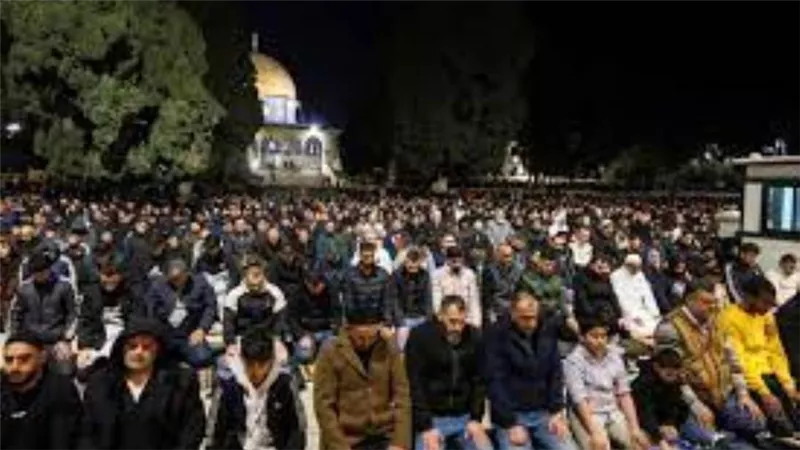 الأوقاف الإسلامية في القدس: 70 ألفا يؤدون صلاتي العشاء والتراويح بالأقصى