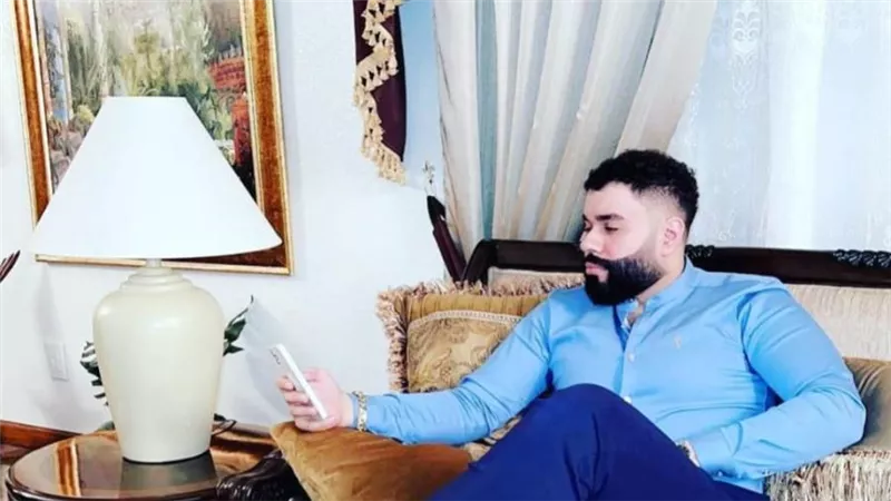 البلوجر علي مصطفى يخوض تجربة مسرحية لأول مرة بـ«البحث عن الكنز