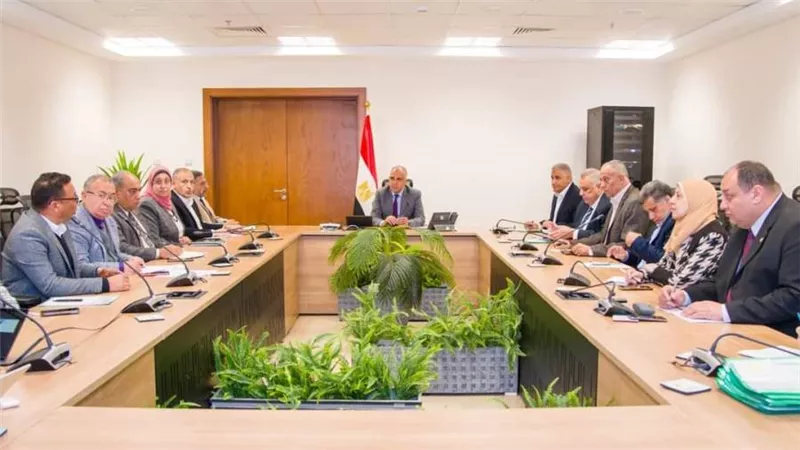 وزير الري يتابع موقف استعدادات أجهزة الوزارة لفترة أقصى الاحتياجات