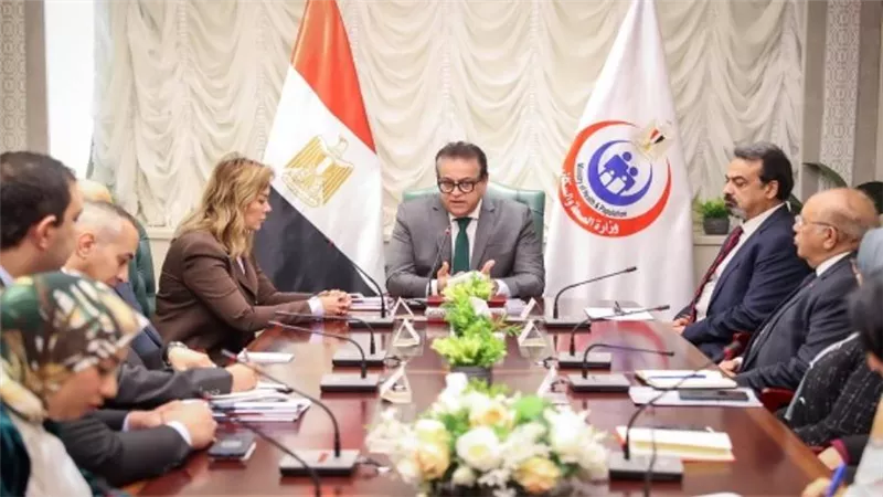 وزير الصحة يوقع اتفاقية تعاون بين الوزارة والأكاديمية الوطنية لتدريب وتأهيل الشباب في عدة مجالات (صور)