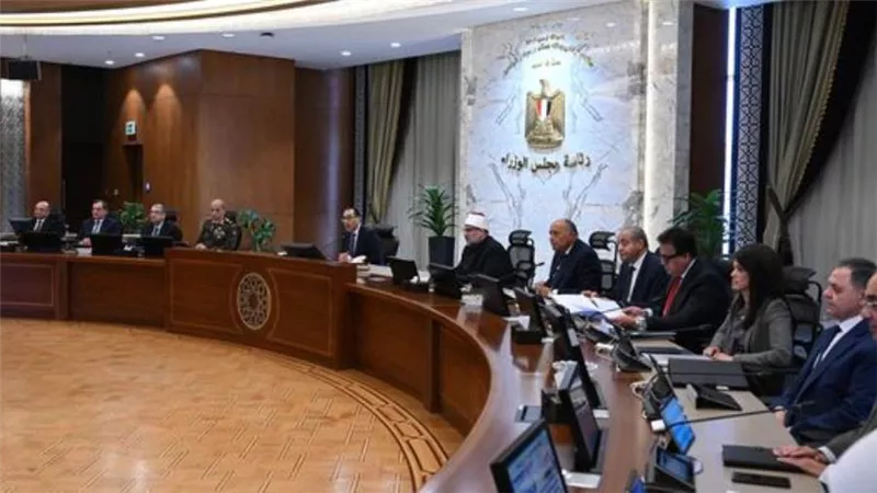 رئيس الوزراء مهنئا بذكرى العاشر من رمضان: ستبقى عيدا لتخليد كفاءة وبسالة قواتنا المسلحة (صور)