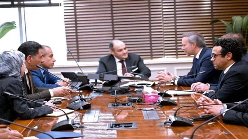 وزير التجارة والصناعة يبحث مع وفد 