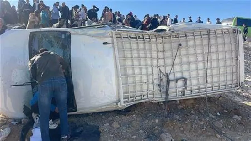 مصرع طالبتين وإصابة 11 في انقلاب ميكروباص بطريق الجلالة