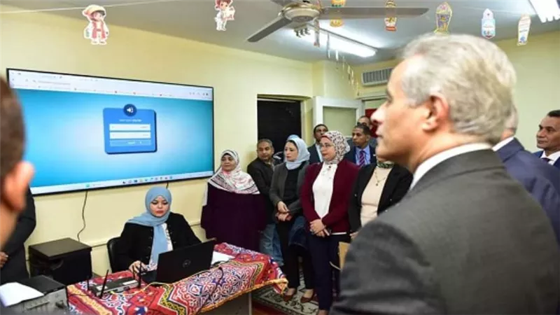 وزير العمل ومحافظ الجيزة يطلقان البث التجريبي للمنصة الإلكترونية للعمالة غير المنتظمة (صور)