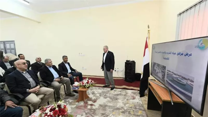 وزير الإسكان يستعرض موقف خدمات مياه الشرب والصرف الصحي بالقليوبية
