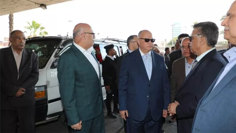 محافظ القاهرة يتفقد مواقف النقل الجماعي بالعاصمة للتأكد من الالتزام بالتعريفة الجديدة (صور)