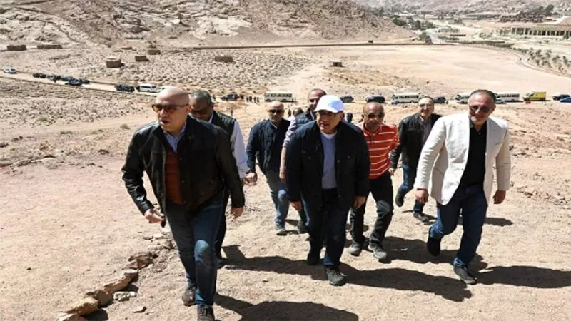رئيس الوزراء يصعد أعلى تبة هارون ويستمع لوجهة النظر الدينية والأثرية حول جبل التجلي والمنطقة المحيطة (صور)