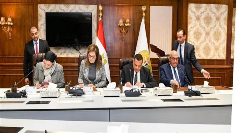 وزراء التخطيط والبيئة والتنمية المحلية يوقعون عقود تنفيذ مشروعات المرحلة الخامسة من البنية الأساسية لمنظومة المخلفات الصلبة (صور)