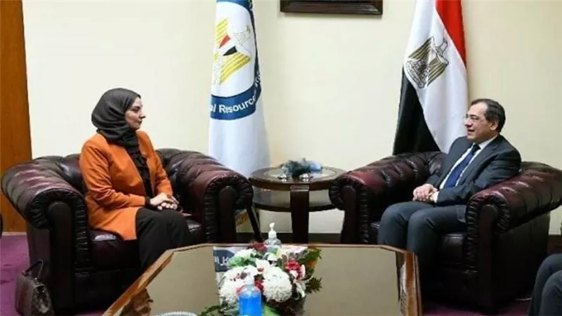 وزير البترول يبحث مع سفيرة البحرين دعم التعاون بين البلدين
