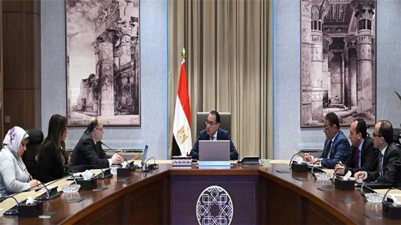 رئيس الوزراء يتابع مع رئيس هيئة الدواء المصرية عددا من ملفات العمل (صور)
