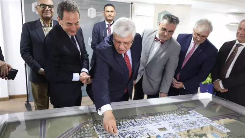 وزير التعليم العالي والسفير الفرنسي ورئيس الجامعة الفرنسية يتفقدون بدء أعمال إنشاء الحرم الجديد للجامعة