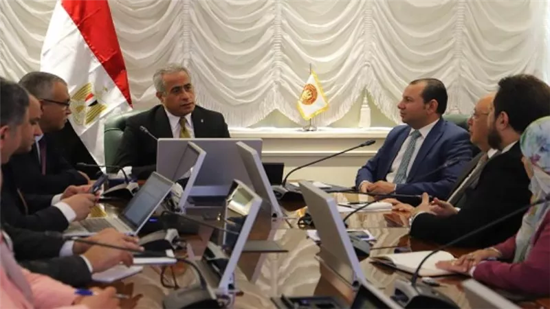 وزير العمل يلتقي اللجنة المُختصة بتنفيذ 