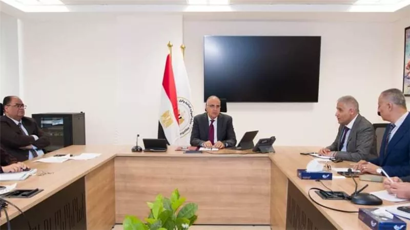 وزير الري يتابع موقف المشروعات المائية وتدبير الأراضي لتنفيذ مشروعات خدمية بمراكز 