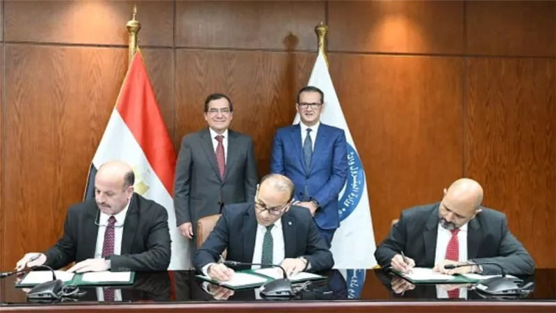 وزير البترول يشهد توقيع اتفاقيتين للخدمات الاستكشافية والإنتاجية مع أديس للحفر (صور)