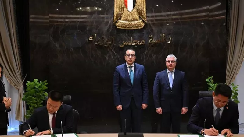 رئيس الوزراء يشهد توقيع اتفاقية إطارية بشأن إقامة مصنع 