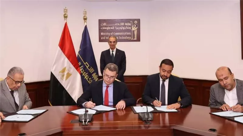 توقيع عقود تنفيذ مشروع تصميم وتطوير أجهزة الاتصالات الطرفية 