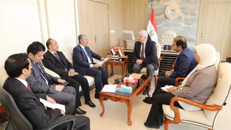 وزير التعليم العالي يُناقش مع السفير اليمني بالقاهرة سُبل تعزيز التعاون المشترك (صور)