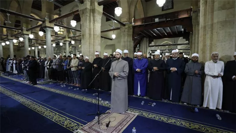 الآلاف يؤدون صلاتي العشاء والتراويح بالجامع الأزهر
