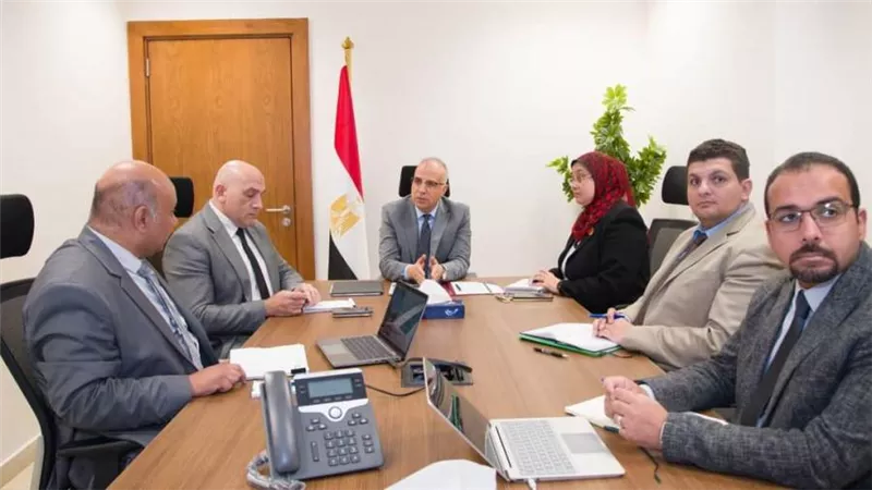 وزير الري يواصل اجتماعاته لمتابعة الاستعداد لفترة أقصى الاحتياجات 