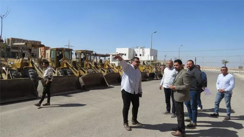 رئيس جهاز العبور الجديدة يلتقي سكان المدينة لمناقشة مقترحاتهم ويشهد اصطفاف معدات النظافة