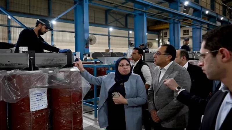 رئيس الوزراء يزور مصنع 