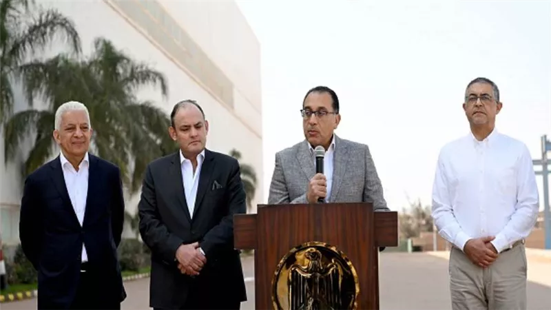 رئيس الوزراء: الحكومة والبنك المركزي عملا على تأمين كل الاحتياجات الدولارية اللازمة لإنطلاق القطاعات الإنتاجية بقوة (صور)