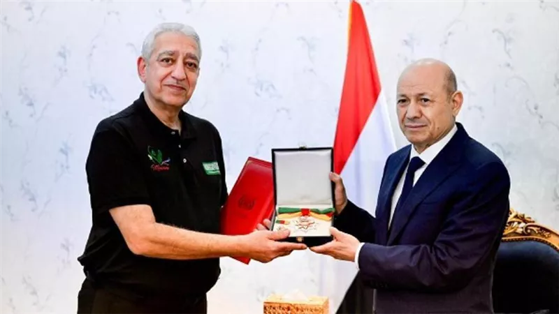 الرئيس اليمني يكرم «مسام» بوسام الشجاعة (صور)