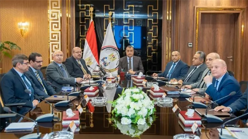 وزير الإنتاج الحربي يبحث سبل تطوير صناعة العدادات الذكية محليا