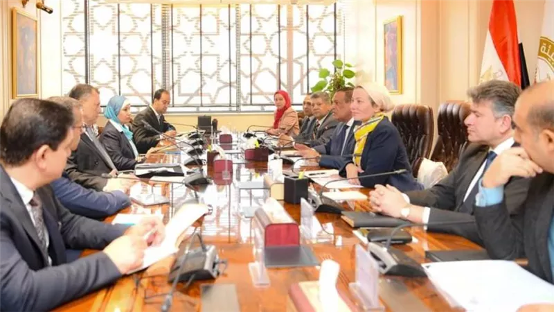 وزراء البيئة والتنمية المحلية والسياحة والآثار يناقشون آليات تطبيق منظومة التخلص الآمن من المخلفات بالمنشآت السياحية