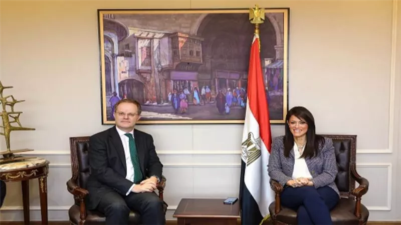 وزيرة التعاون الدولي تناقش مع السفير البريطاني تنفيذ برنامج تمويل سياسات التنمية (صور)