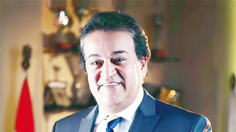 جهود ضخمة وزيارات مفاجئة لوزير الصحة فى المستشفيات لمتابعة انتظام العمل ومحاسبة المقصرين طبقا لتوجيهات القيادة السياسية