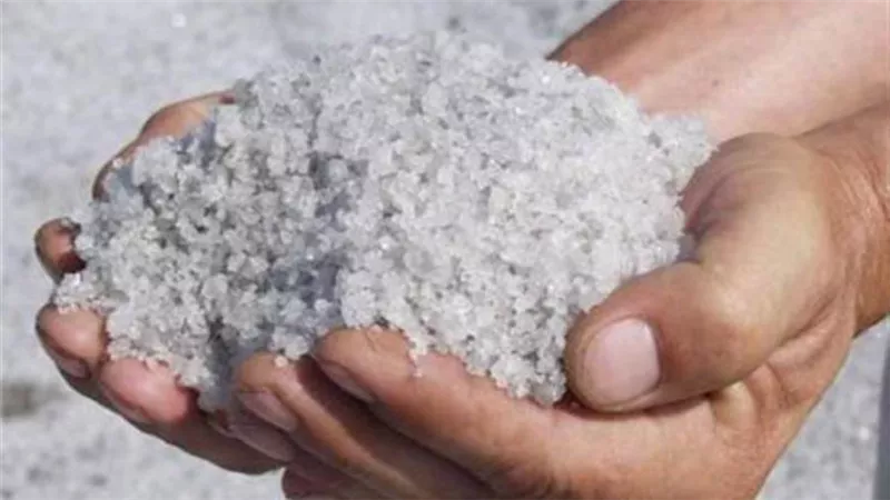 قبل بيعها بالأسواق.. ضبط 89 طن ملح فاسد في دسوق