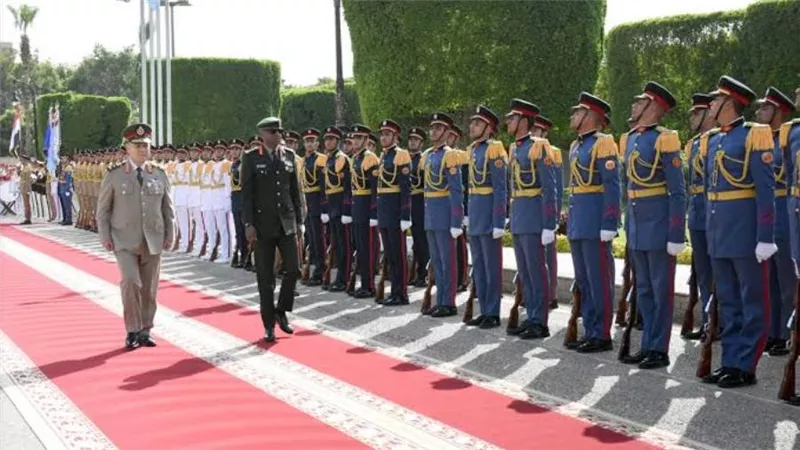 رئيس الأركان يلتقى قائد قوات الدفاع المالاوية لبحث التعاون العسكري المشترك