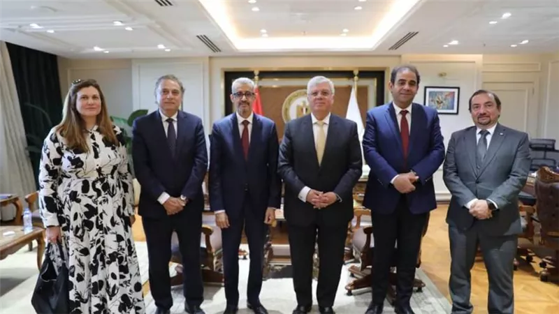 وزير التعليم العالي يبحث سبل التعاون المشترك مع مدير 