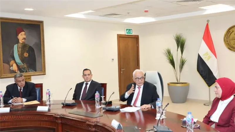 وزير التعليم يعقد اجتماعًا مع رؤساء لجان النظام والمراقبة ورؤساء لجان الإدارة على مستوى الجمهورية استعدادًا لامتحانات الثانوية العامة 2024