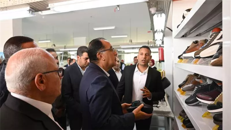 رئيس الوزراء يتفقد مصنع 