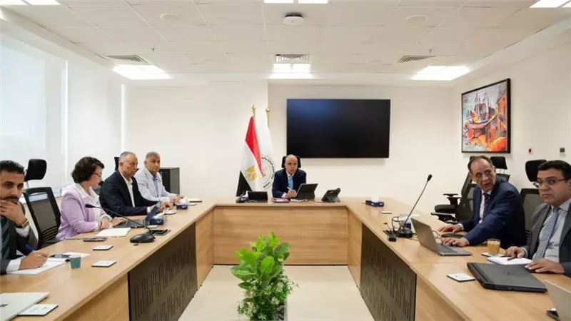 وزير الري يتابع موقف الدراسة البحثية بشأن تبطين الترع باستخدام مواد صديقة للبيئة
