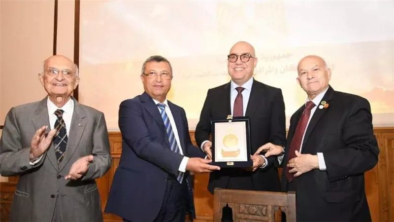 جمعية المهندسين المصرية تُكَرِّمُ وزير الإسكان وتمنحه العضوية الفخرية