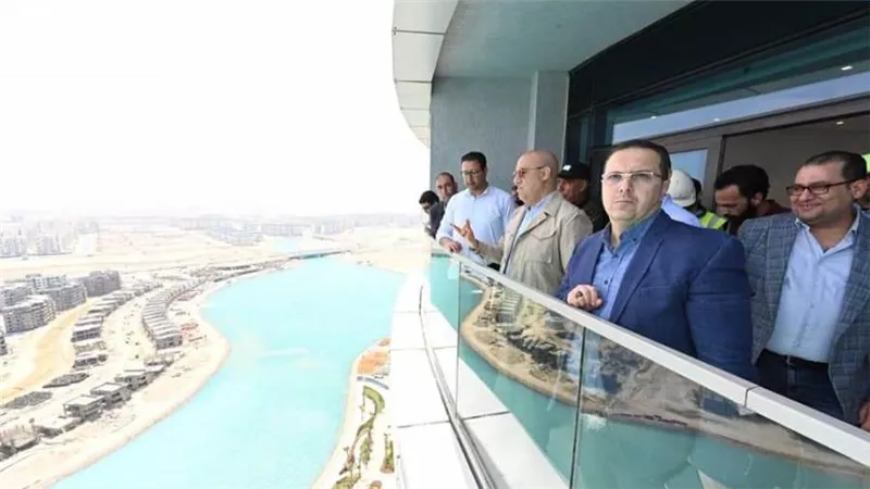 وزير الإسكان يتفقد أعمال التشطيبات بأبراج المنطقة الشاطئية ويتجول بكمبوند 