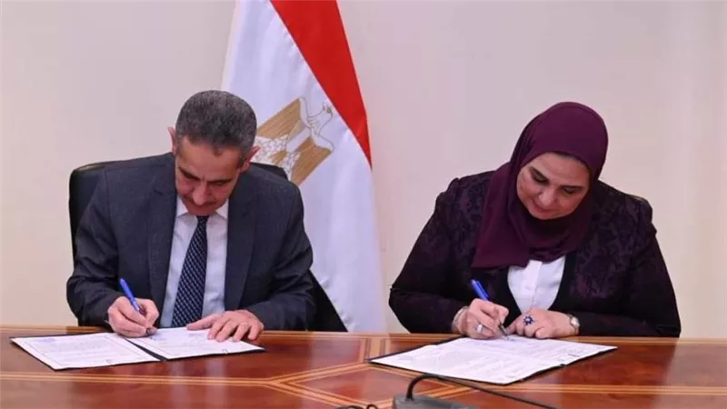 وزيرة التضامن ومحافظ الغربية يوقعان عقد تمليك مقر لبنك ناصر الاجتماعي بمنطقة أبراج عبد المنعم رياض الاستثمارية بطنطا