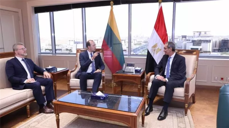 وزير الاتصالات يبحث مع نظيره الليتواني تعزيز التعاون بين البلدين