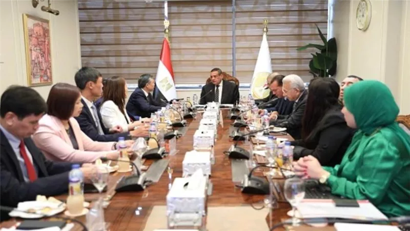 وزير التنمية المحلية يبحث مع نائب وزير الشئون الداخلية الفيتنامي مجالات التعاون المشترك (صور)