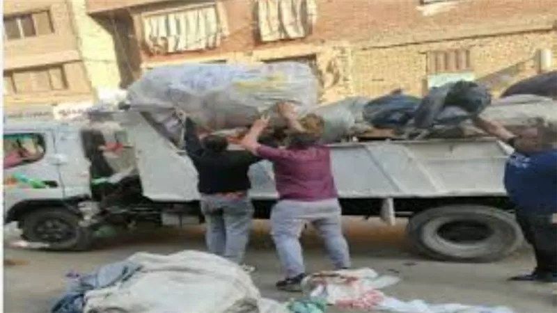 ضبط سائق نقل ألقى مخلفات بناء في الطريق العام بالقاهرة