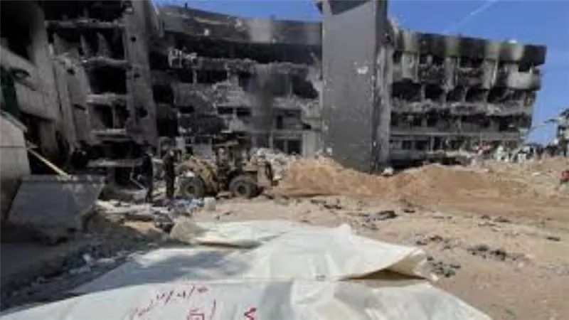 صحة غزة: انتشال 27 شهيدا من المقبرة الجماعية بـ مجمع ناصر الطبي